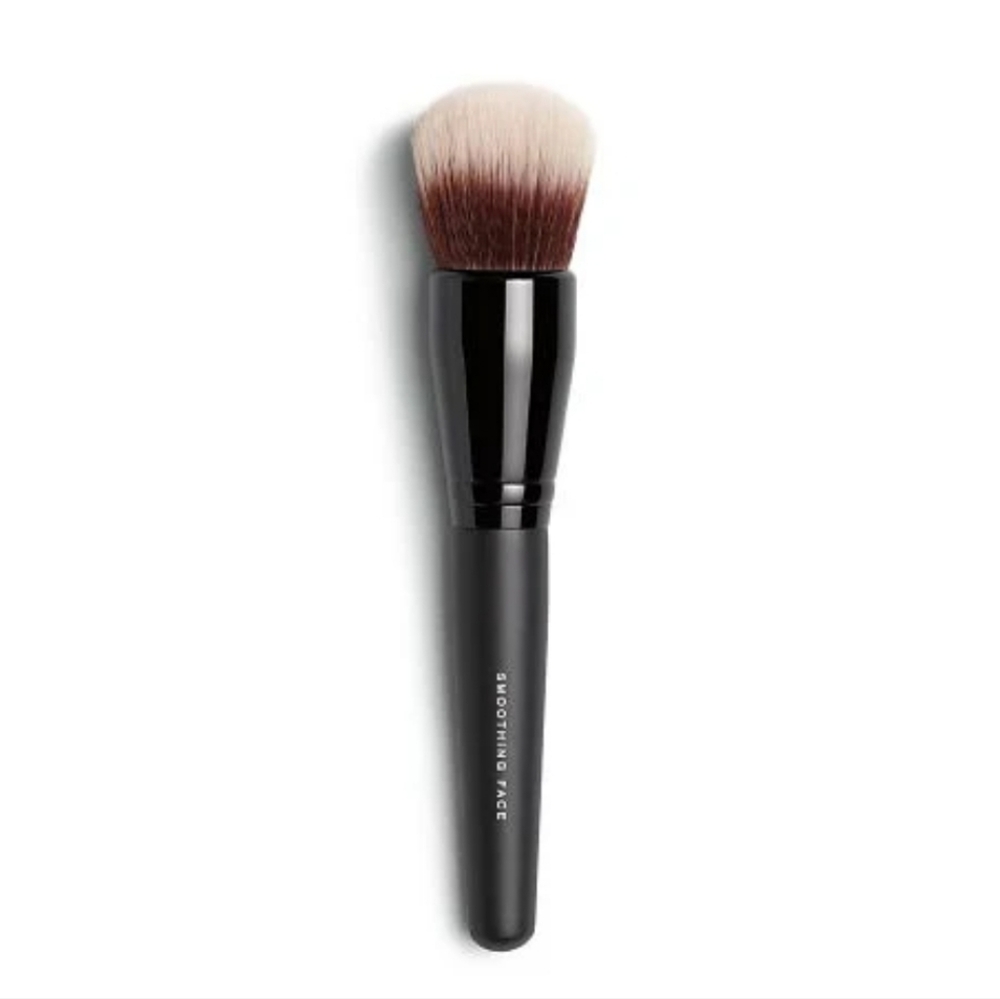 bareMinerals Smoothing Face Brush. New In Sealed Packaging.